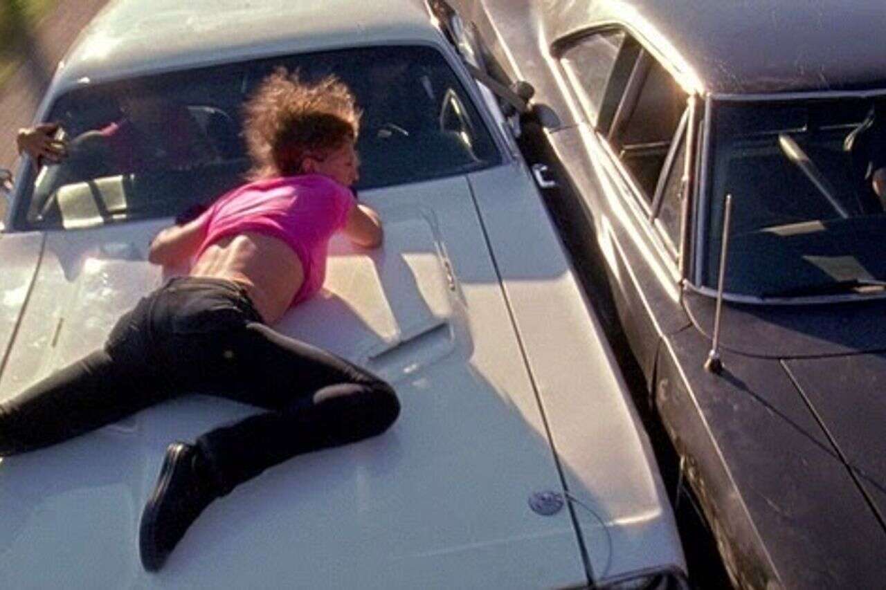 Like in an action movie: the employee jumped on the hood during the robbery of the iPhones in Kfar Saba