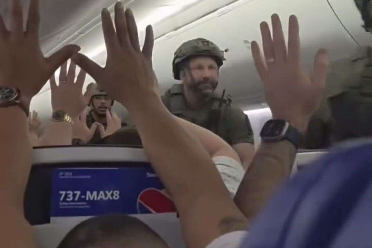 "Hands up": armed police entered the plane with weapons drawn