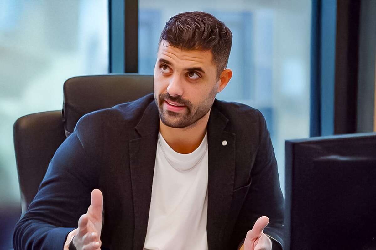 אליאב טעטי במשרד , מתוך "בר ואליאב - הסדרה", ForReal