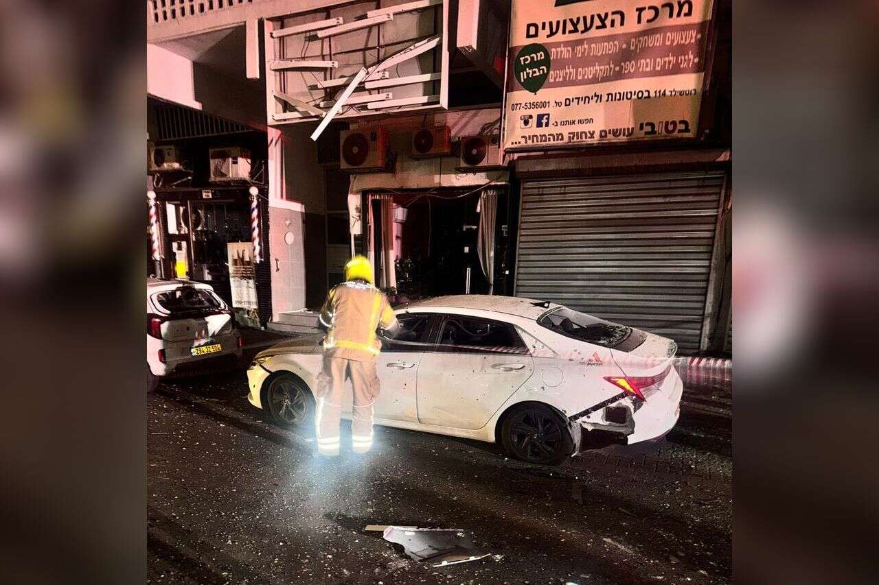 Falling shrapnel in Rishon Lezion: a woman was moderately injured, extensive damage at the scene