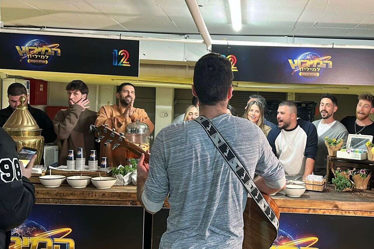 Coffee in the shelter: the participants of the "Race to the Million" in a warm gesture