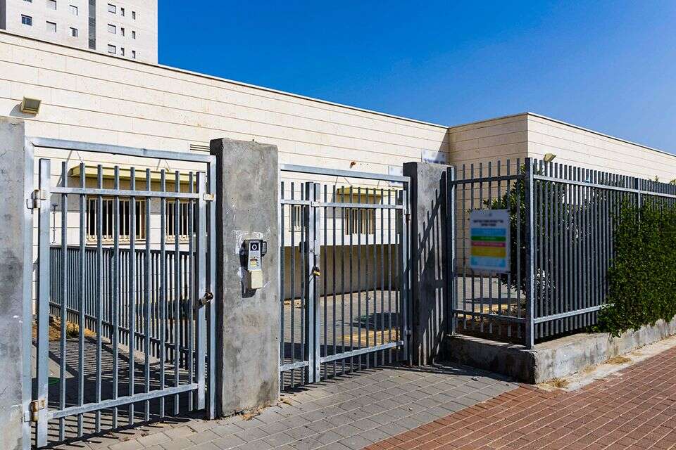 שער בית ספר סגור , לירון מולדובן