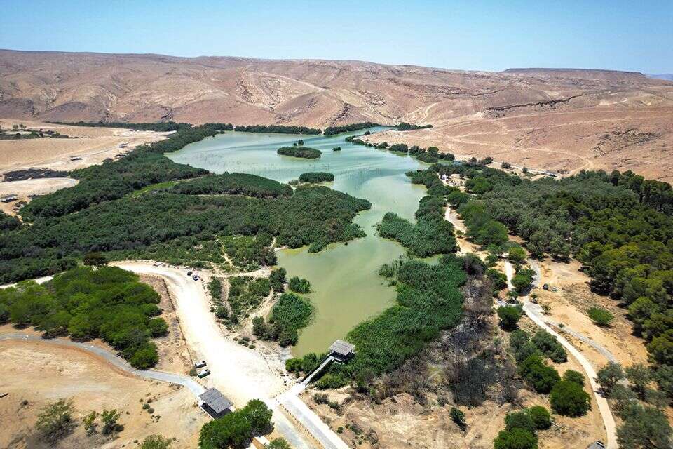 נווה מדבר בלב הנגב. אגם ירוחם  , אשר אזולאי 