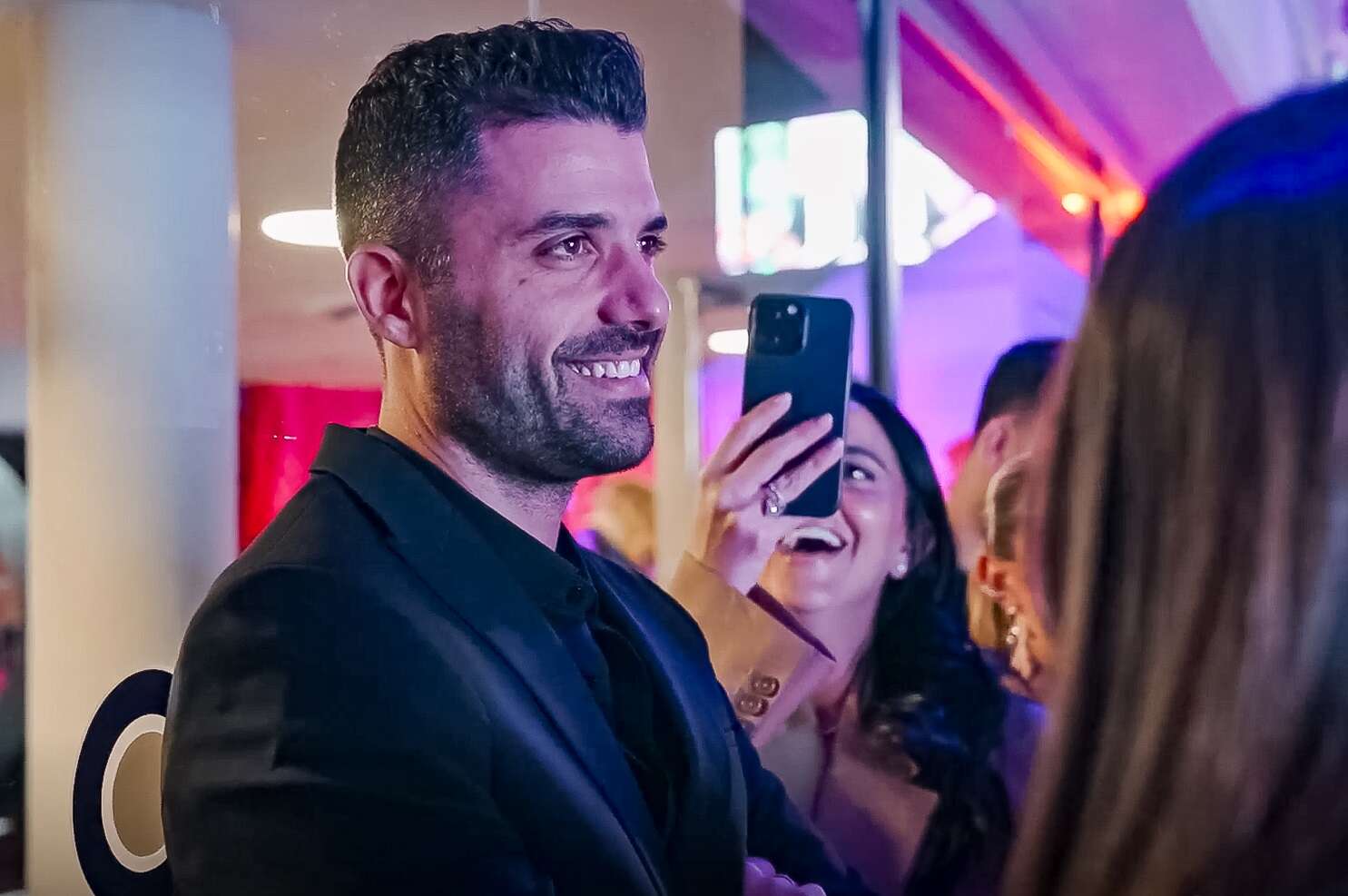 בר כהן מצלמת את אליאב טעטי באירוע "25 המשפיענים" של ForReal , 