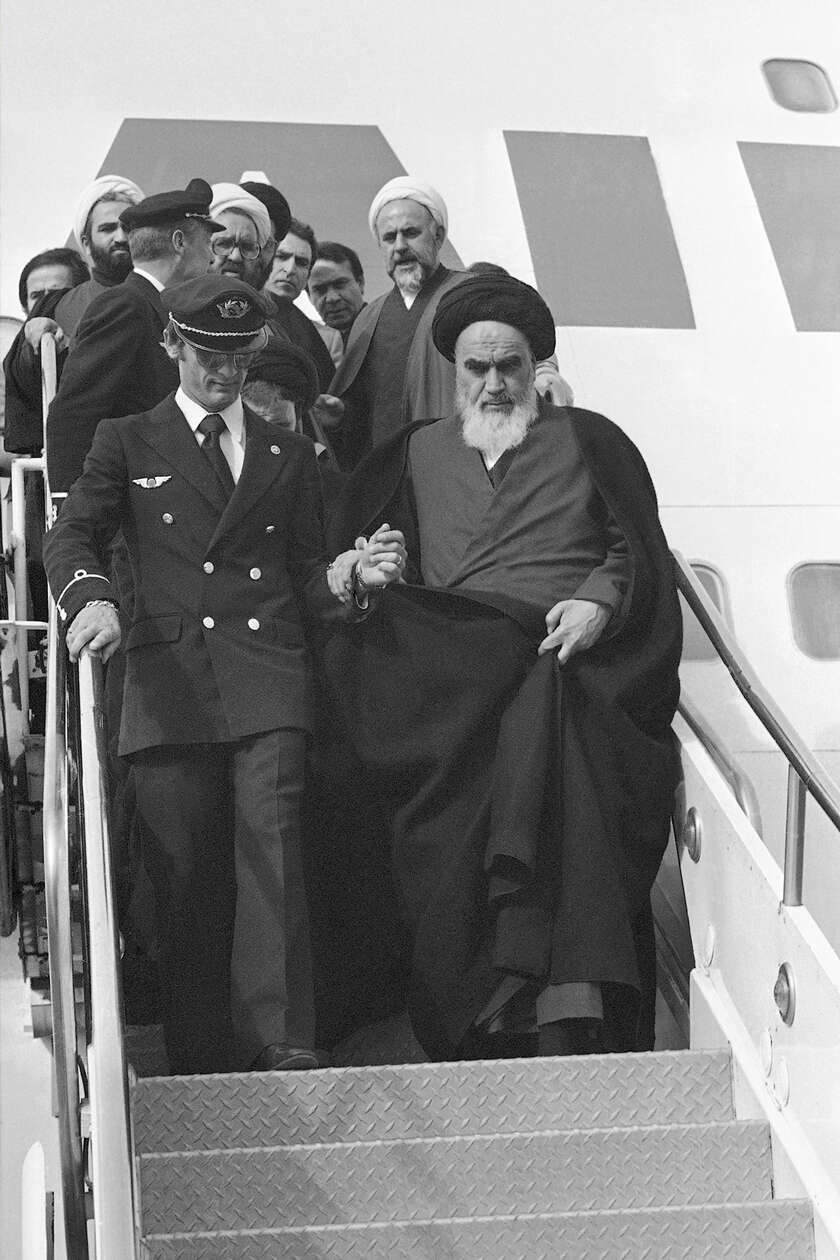 הרגע שבו חומייני הגיע ומשפחתה הודחה , אי.פי