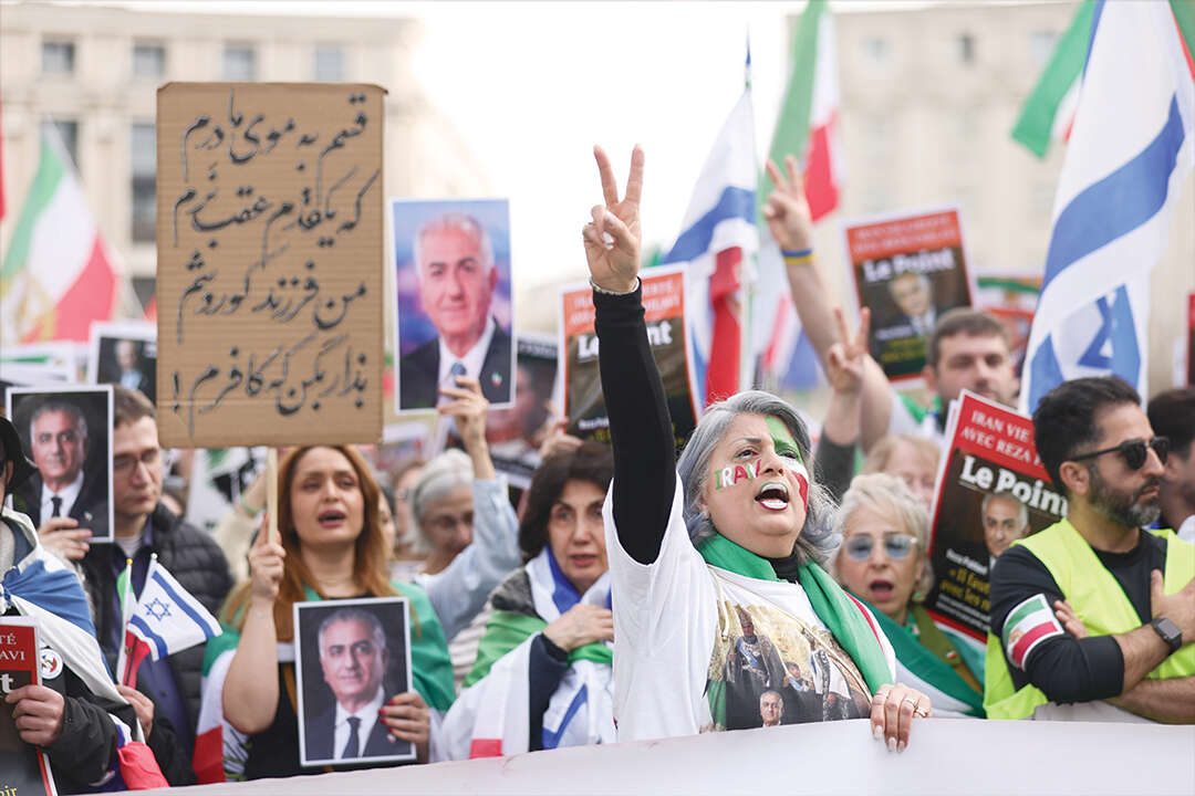 דגלי ישראל לצד דגל איראן ותמונות השאה הגולה בהפגנה בפריז , אי.פי.אי