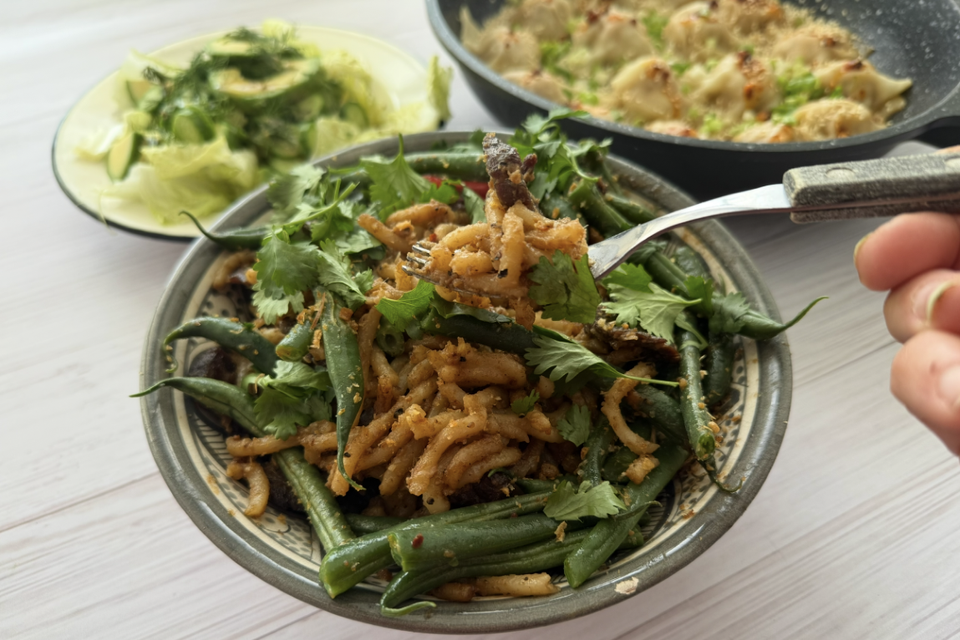 מחבת אחת ו-10 דקות הכנה: הנודלס הביתי שינצח כל משלוח