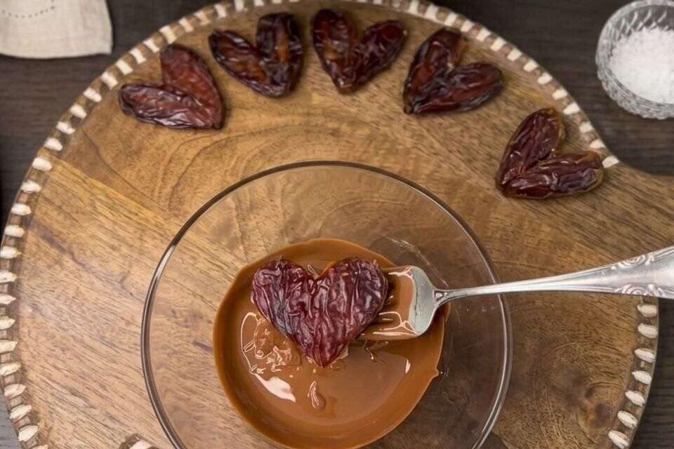 בלי תבניות: כך תהפכו תמרים ללבבות שוקולד מושלמים