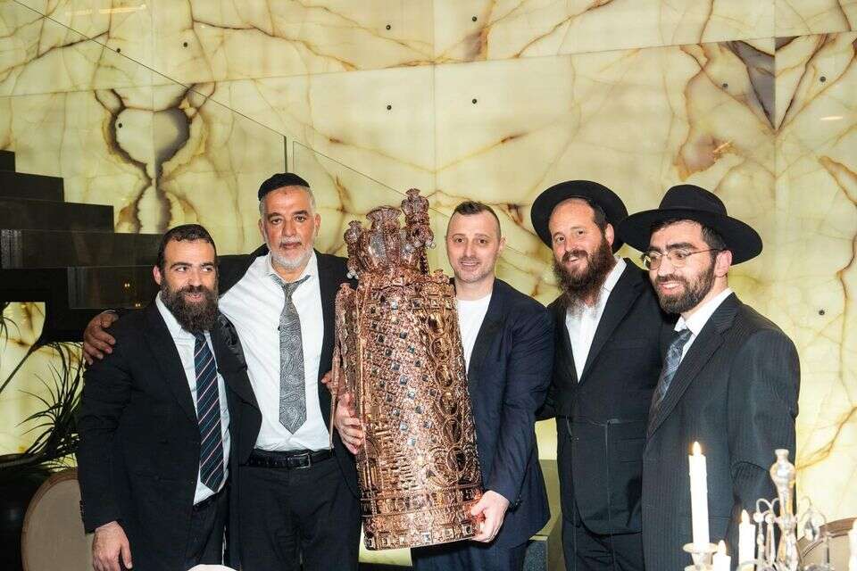 מר צחי שובל (באמצע) עם הכנסת ספר תורה במשרדי שובל בינוי , דניאל שובל
