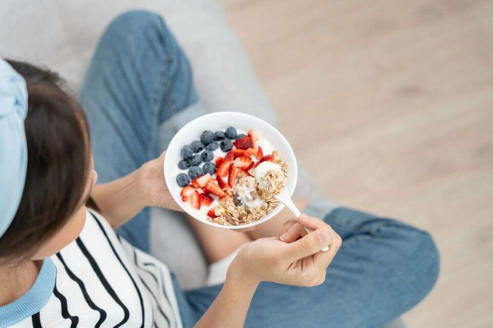 ארוחת בוקר עיכול יוגורט אורח חיים בריא , istockphoto