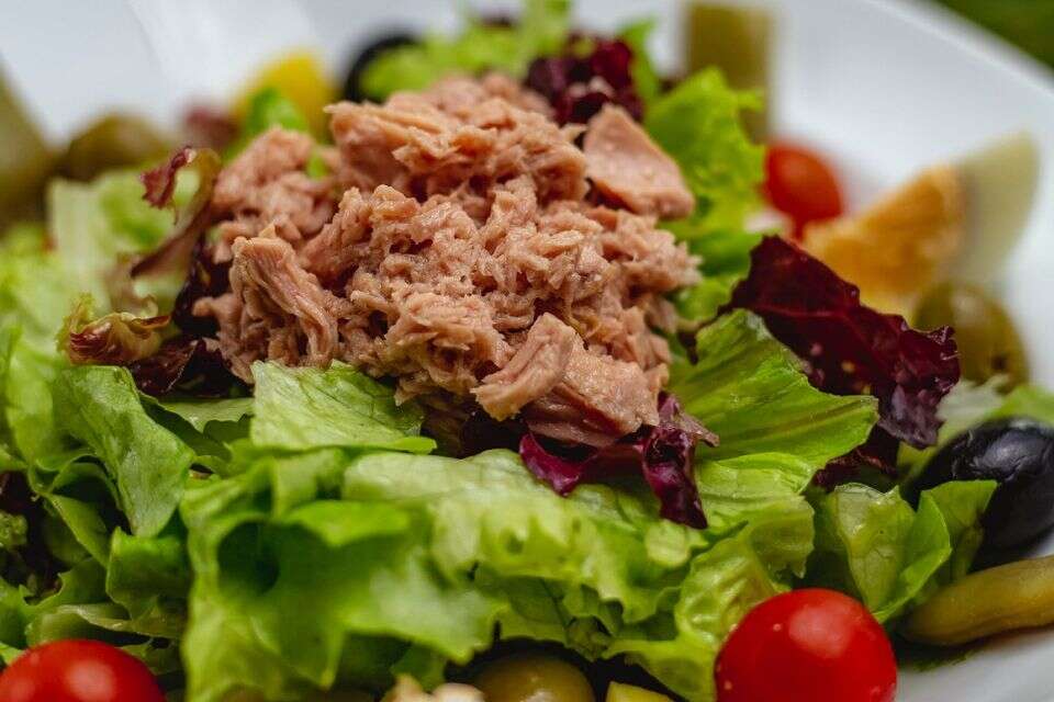 במקום לקנות בסופר: כך תכינו טונה בשמן בבית