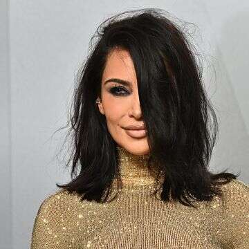 קים קרדשיאן הגיעה עם עיניים כחולות למסיבה