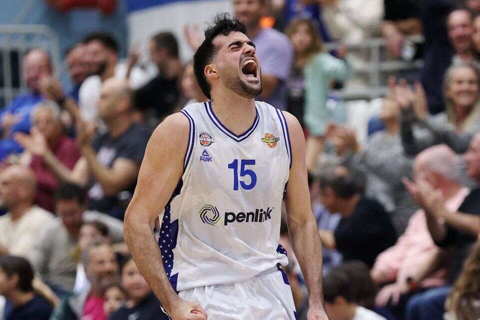 שלו לוגשי במדי בני הרצליה , אלן שיבר