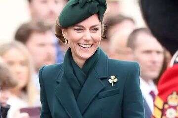 המסורת של קייט והנסיך וויליאם מפתיע על אופניים