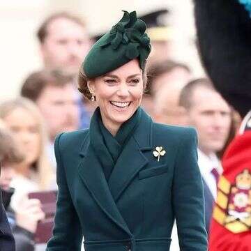 המסורת של קייט והנסיך וויליאם מפתיע על אופניים