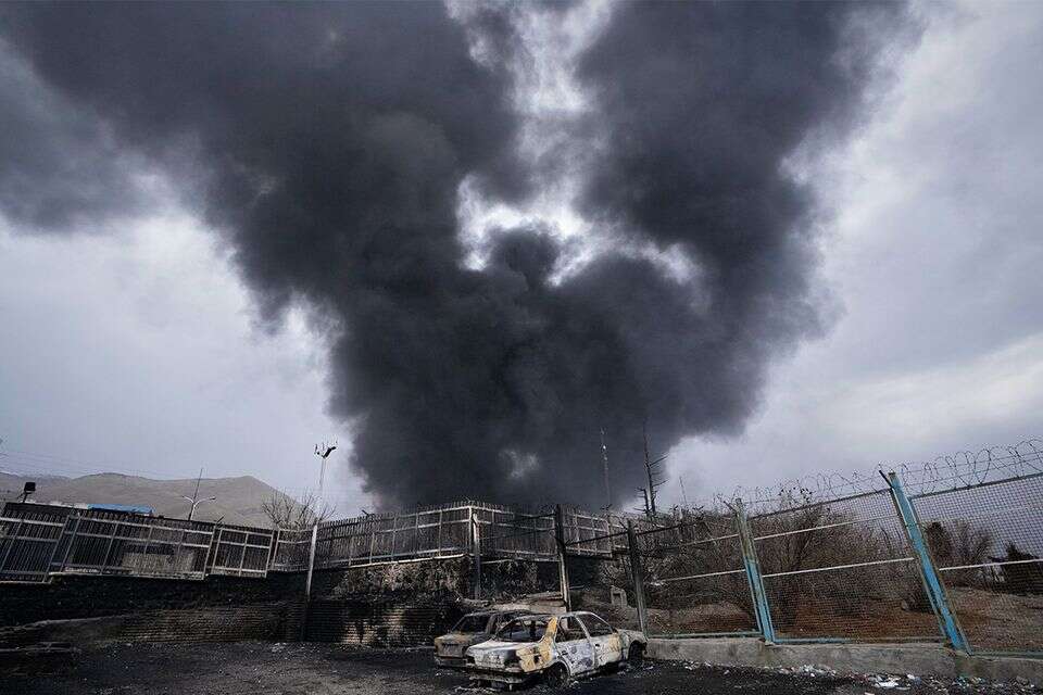 הפצצה באיראן. פגיעה בתשתיות תכרסם בלגיטימיות הפנימית של המשטר , AP