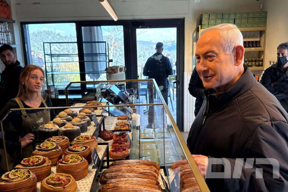 נתניהו והבריסטה  , ללא