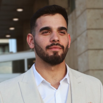 "תראו איזה מצב!": ישראל דויטש בשיחה עם בנה של אישתו