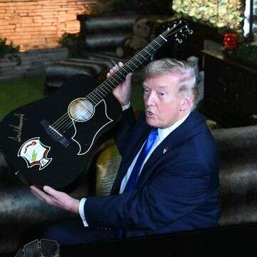 דונלד טראמפ בגרייסלנד: מפנטז על קרב עם אלביס