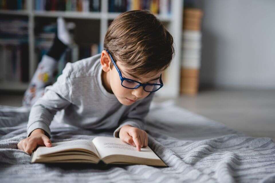 ילד קורא ספר ילדים , istockphoto