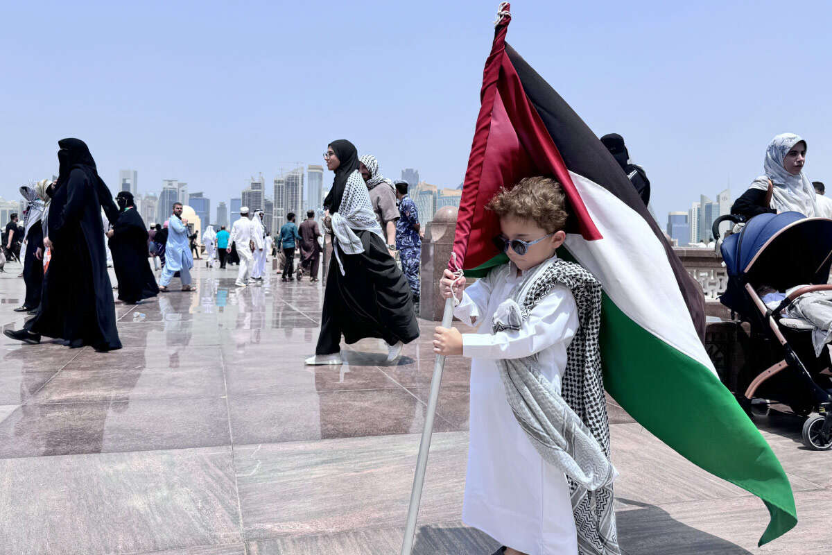 לפני המלחמה, זה נראה אחרת לגמרי. דגל פלסטין מונף בהלווייתו של איסמעיל הנייה בדוחא , GettyImages