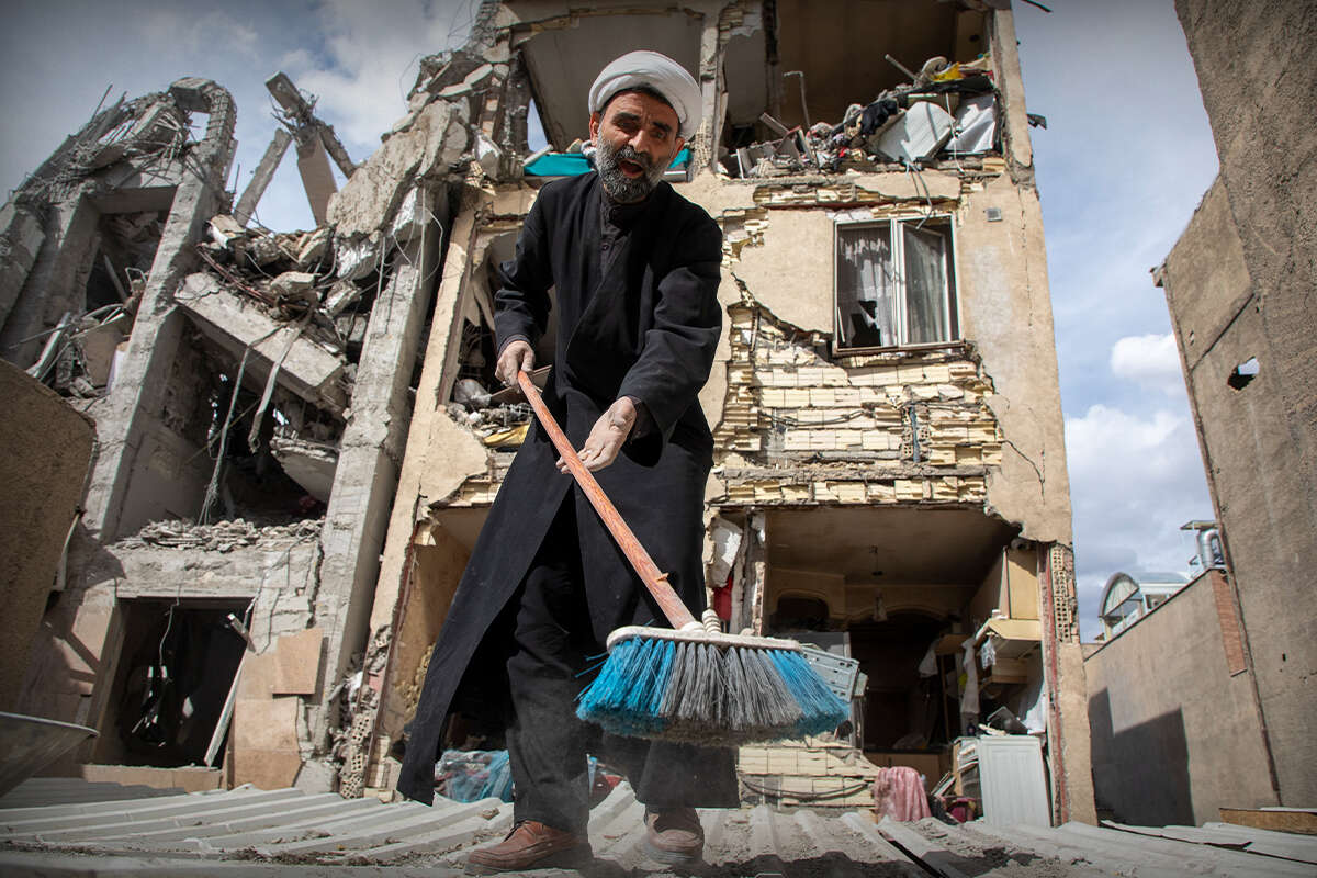 אזרח איראני מפנה את הריסות ביתו לאחר תקיפה של צה"ל בטהרן , Getty Images