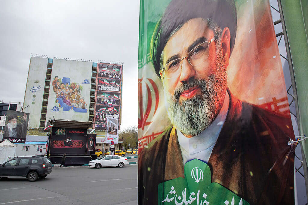 שלט עם תמונתו של מוג'תבא ח'מינאי, מנהיג איראן הפועל , GettyImages