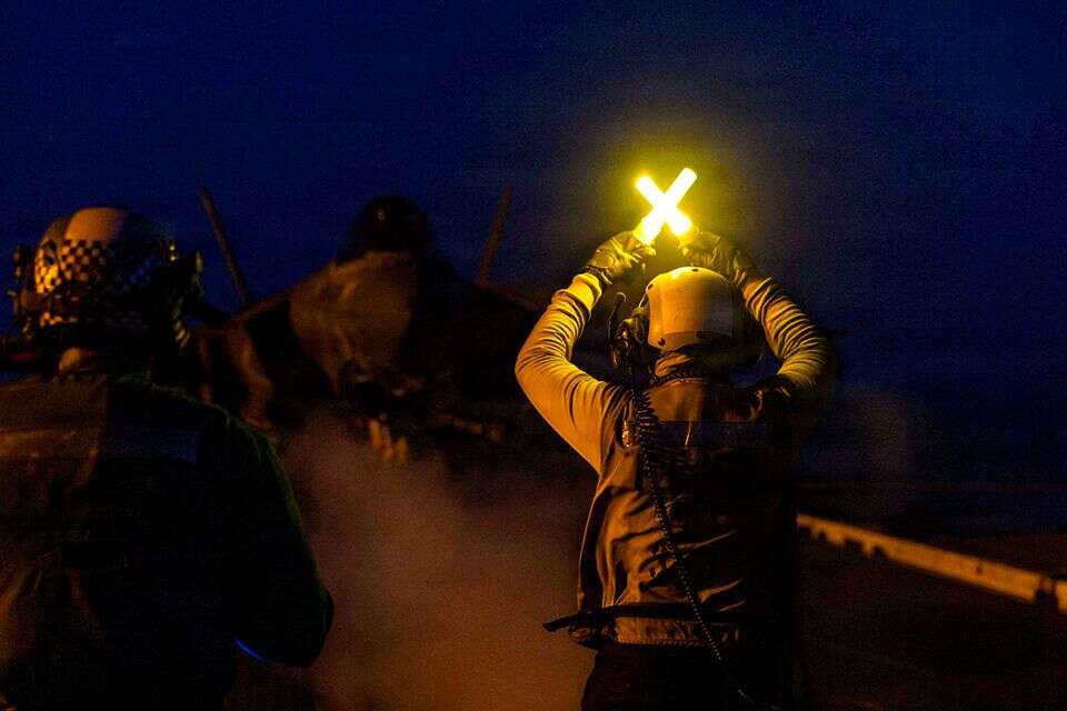 מטוס קרב של חיל הנחתים ממריא מנושאת המטוסים לינקולן , רויטרס