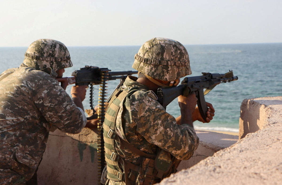 חיילים איראנים בסמוך למצר הורמוז (ארכיון) , REUTERS 