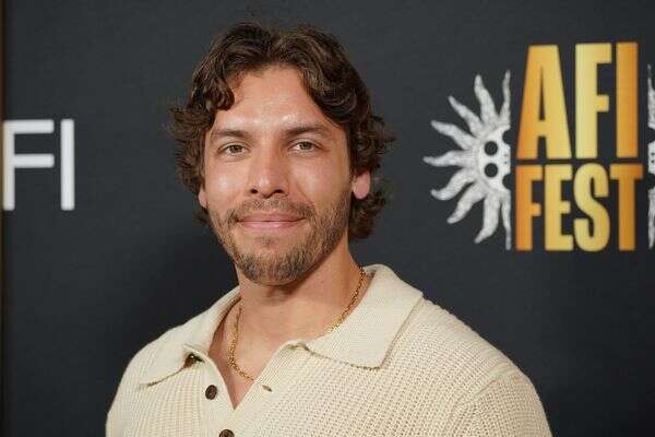 הפנים של ארנולד, הגוף של יורש חדש , AP