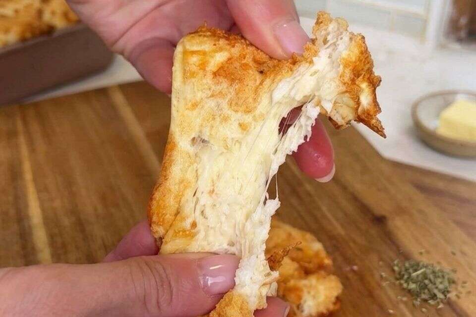 בלי מצות ובלי גלוטן: לחם שום רך ואוורירי ב-15 דקות