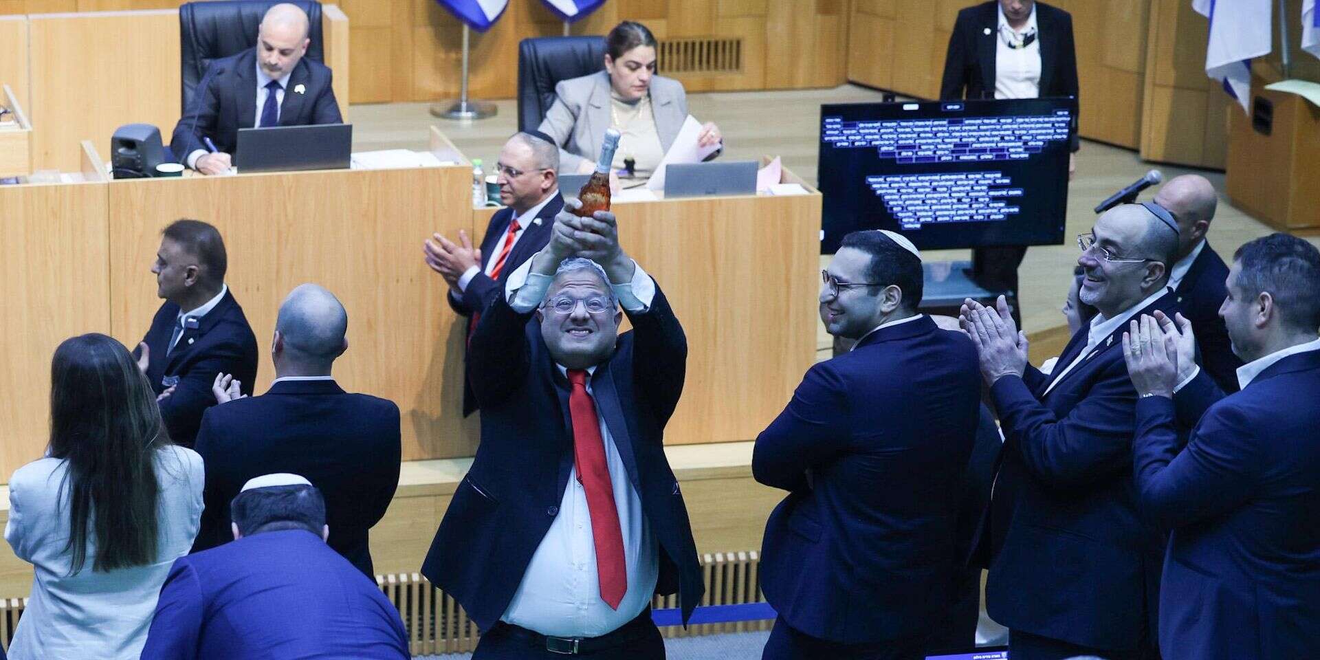 השר בן גביר עם בקבוק שמפנייה בכנסת , אורן בן חקון