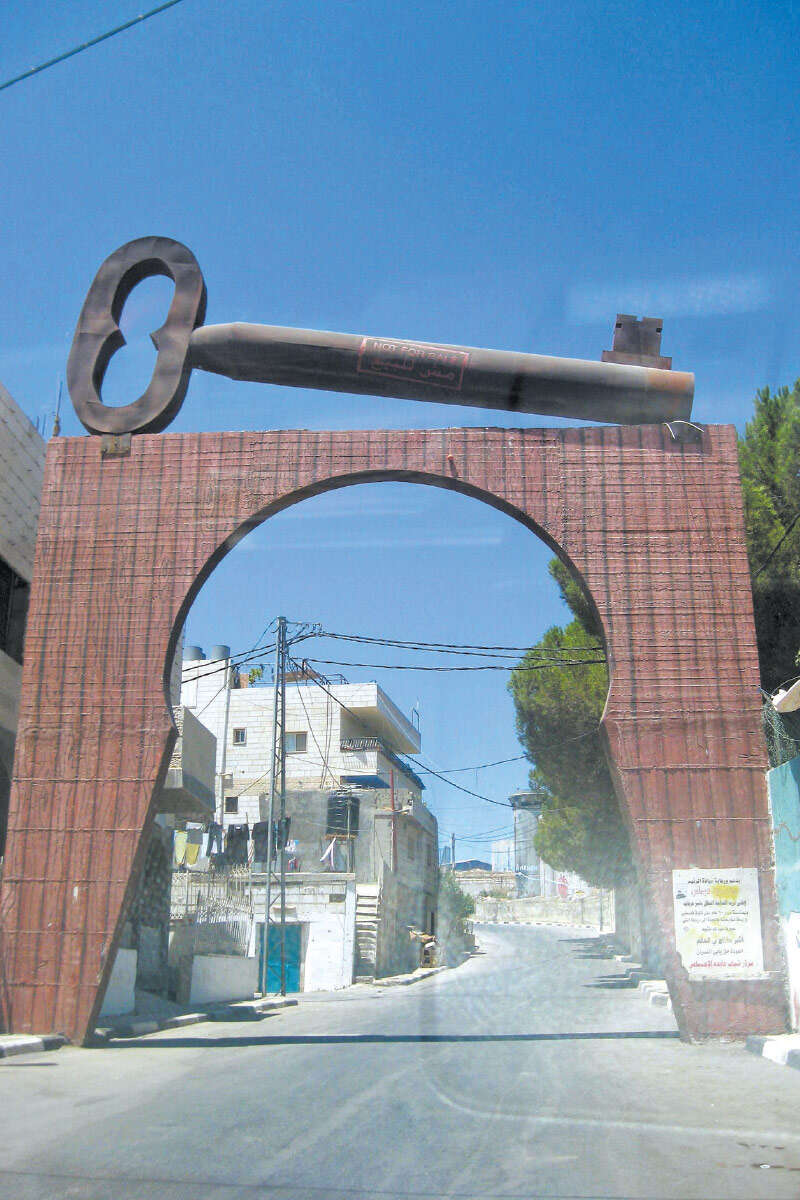 מפתח השיבה בשער הכניסה למחנה הפליטים עאידה, סמוך לבית לחם , 