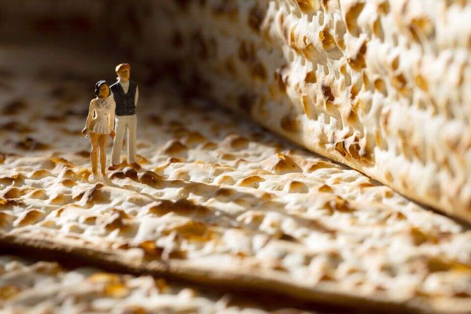 כמה חורים יש במצה? תשובה - וגם מתכון