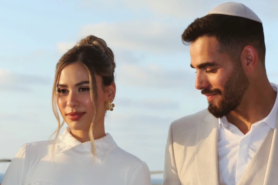 מודה שהיא אפילו לא קרובה לזה. מעיין רות שלום עם בעלה ישראל דויטש , אינסטגרם