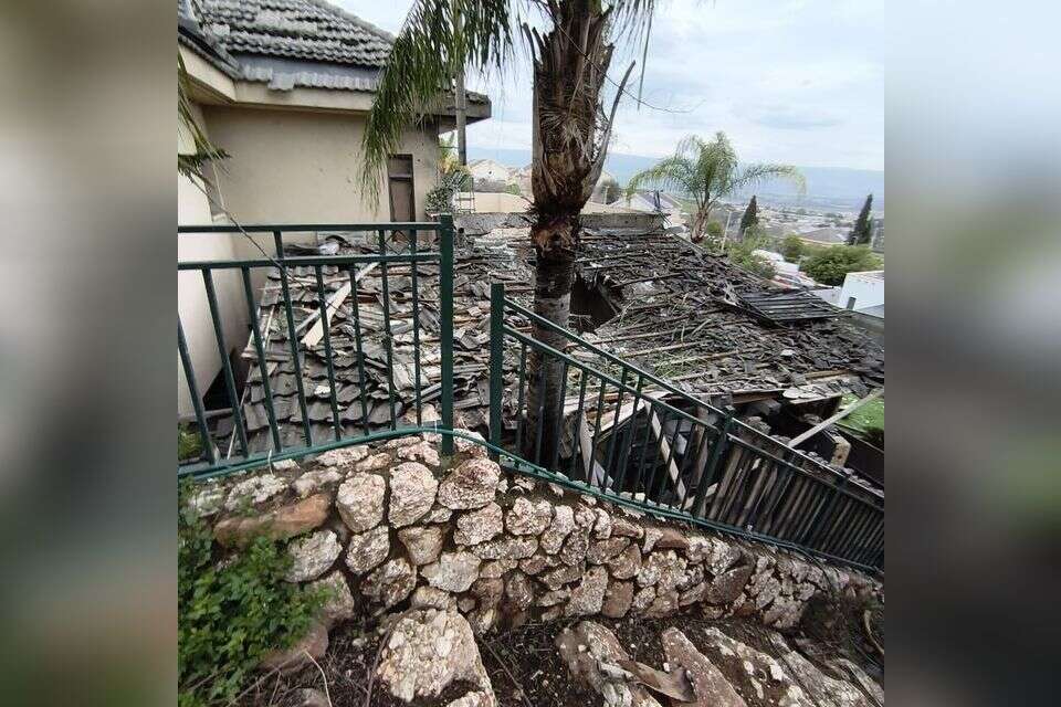 בית שנפגע מרקטה שנורתה ע"י חיזבאללה במהלך מבצע "שאגת הארי" , דוברות המשטרה