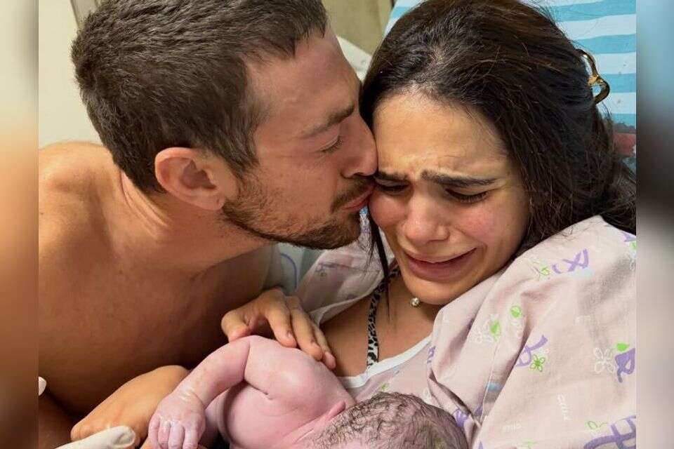 נויה אריאלי ודור טאוב עם בנם מיד אחרי הלידה , אינסטגרם דור ונויה