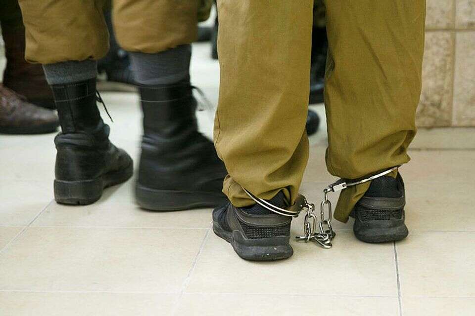 חיילים באזיקים, ארכיון , לירון מולדובן