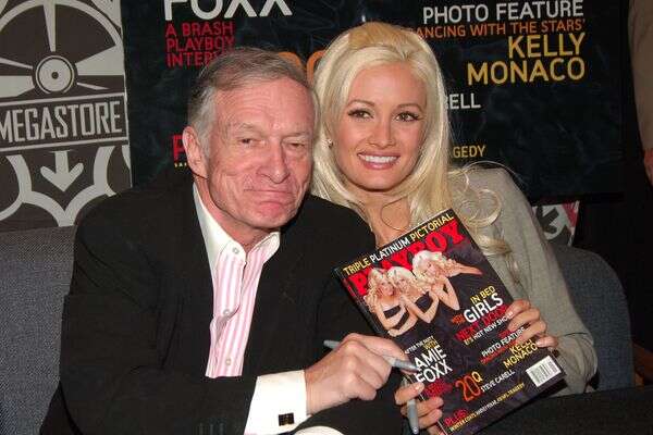 יו הפנר והולי מדיסון חותמים על גיליון מגזין פלייבוי, נובמבר 2005, בווירג'ין מגה-סטור, ביום 11 באוקטובר 2005 , GettyImages