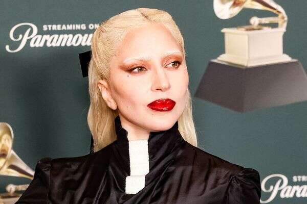 זיהום נשימתי חמור. ליידי גאגא בפברואר 2026 , EPA/JILL CONNELLY