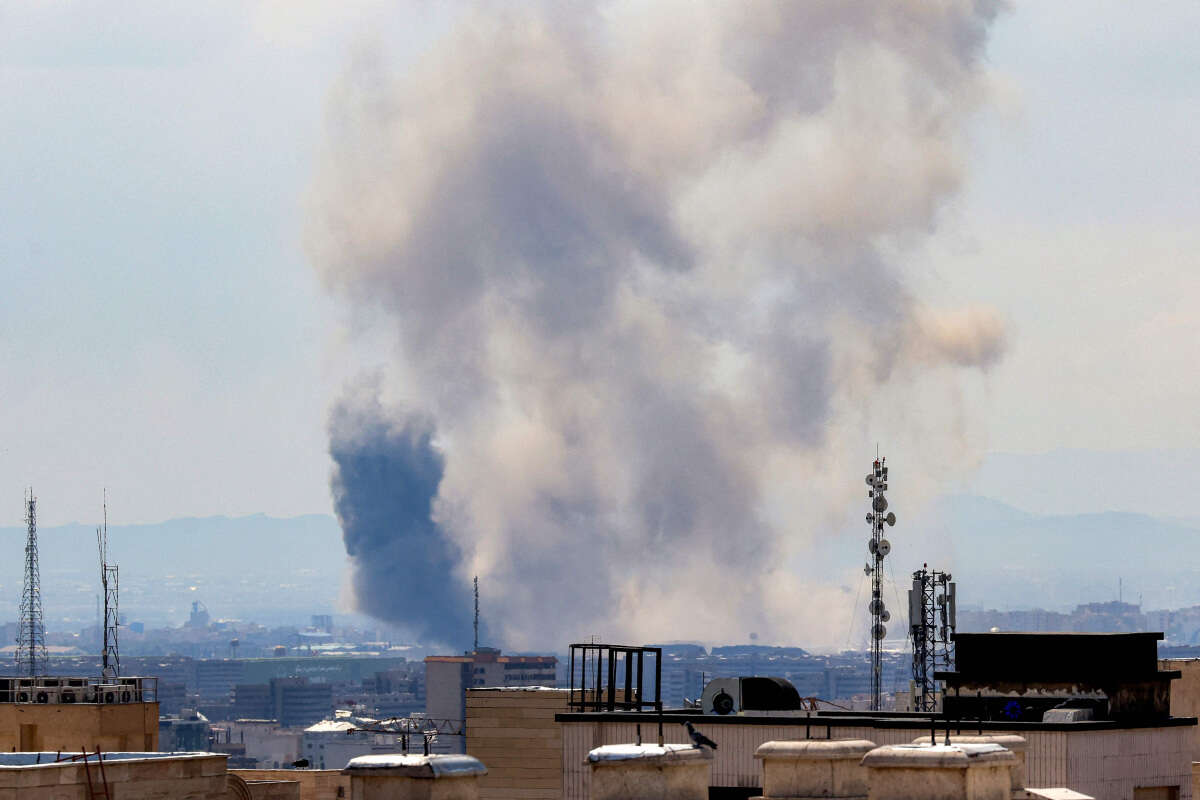עשן עולה מאתר תקיפה של חיל האוויר בטהרן , AFP