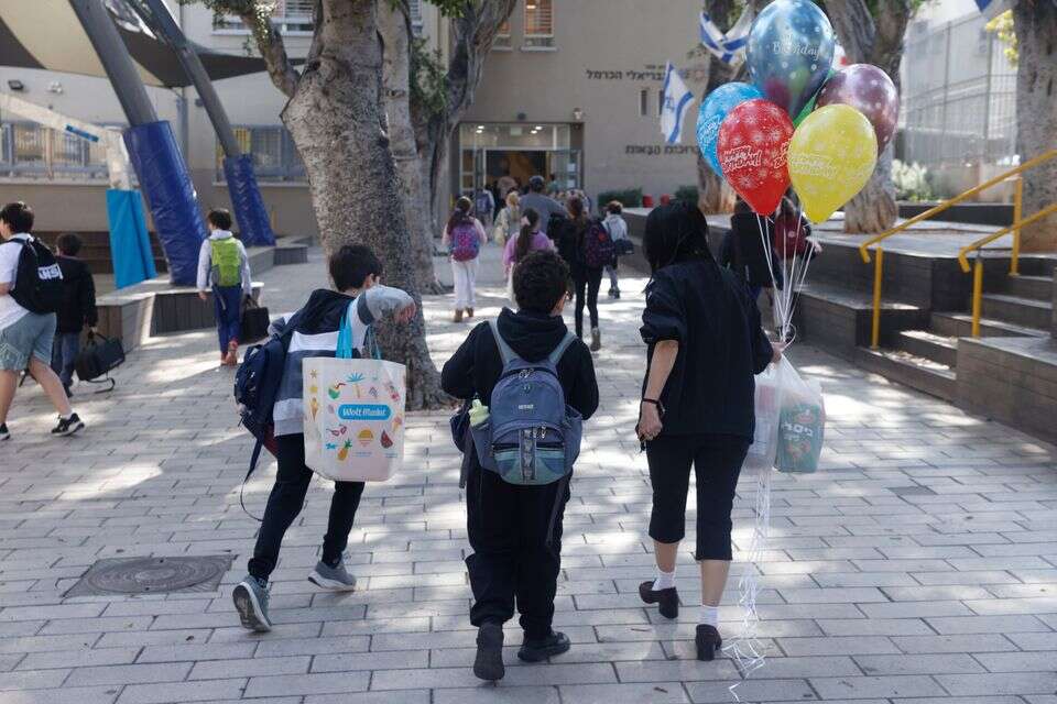 חיכו לזה הרבה זמן. תלמידים בבתי ספר יסודיים חוזרים לכיתות הלימוד , יהושע יוסף