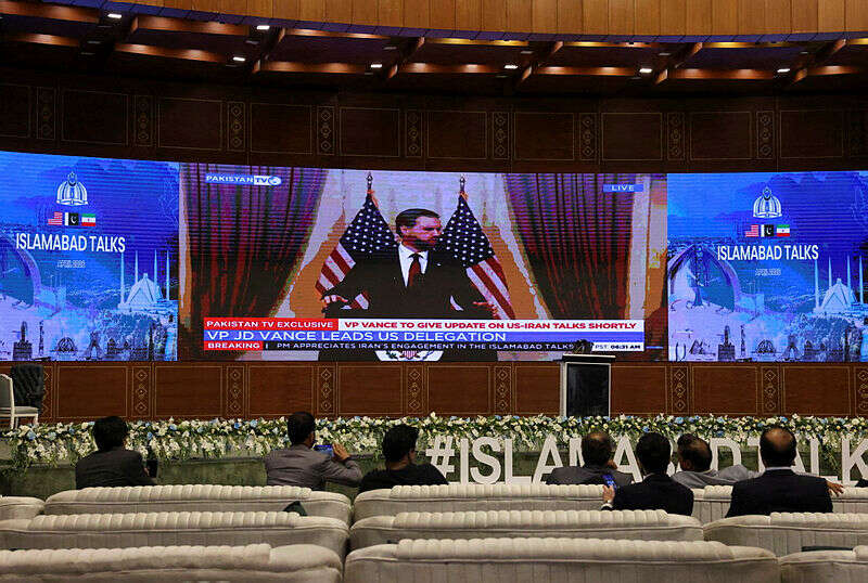 צופים בהצהרת ואנס באסלאמבאד , רויטרס