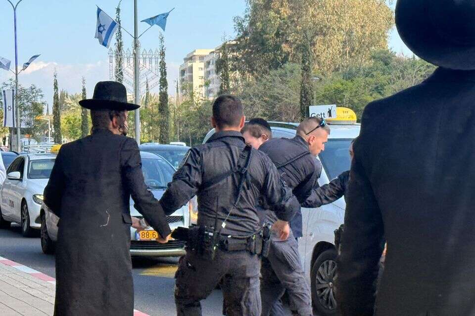 המסות יבואו להתגייס רק כשהמדינה תקבל את ההחלטה הקשה באמת. הפגנת חרדים מחוץ לבקו"ם , 27א'