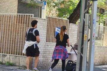 לאחר הלידה: יהודה לוי ודנה פרידר בטיול עם נאיה