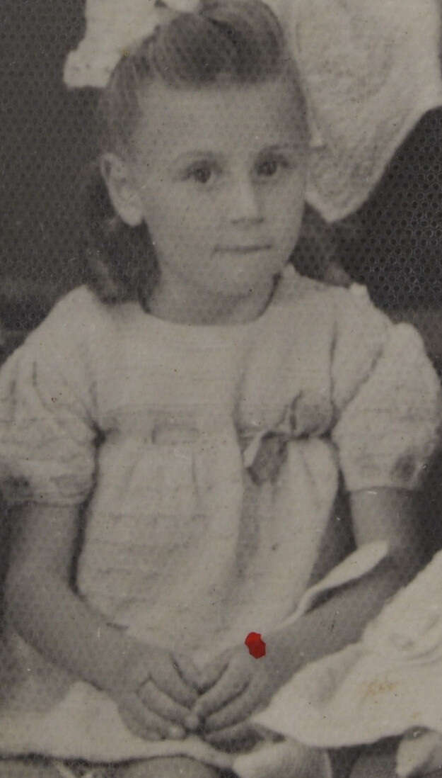 אסתר בתמונת הדרכון המשפחתי , יהושע יוסף (צילום רפרודוקציה)