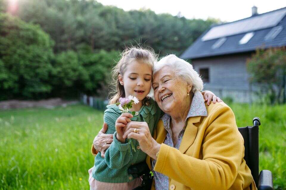 סבתא ונכדה זקנה מבוגרים , istockphoto