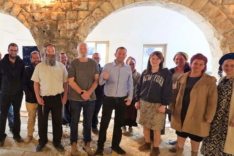 גרעין ההתיישבות המחודשת בישוב שא-נור שבצפון השומרון. לצידם ראש מועצה אזורית שומרון יוסי דגן וזאב חבר (זמביש) , רועי חדי