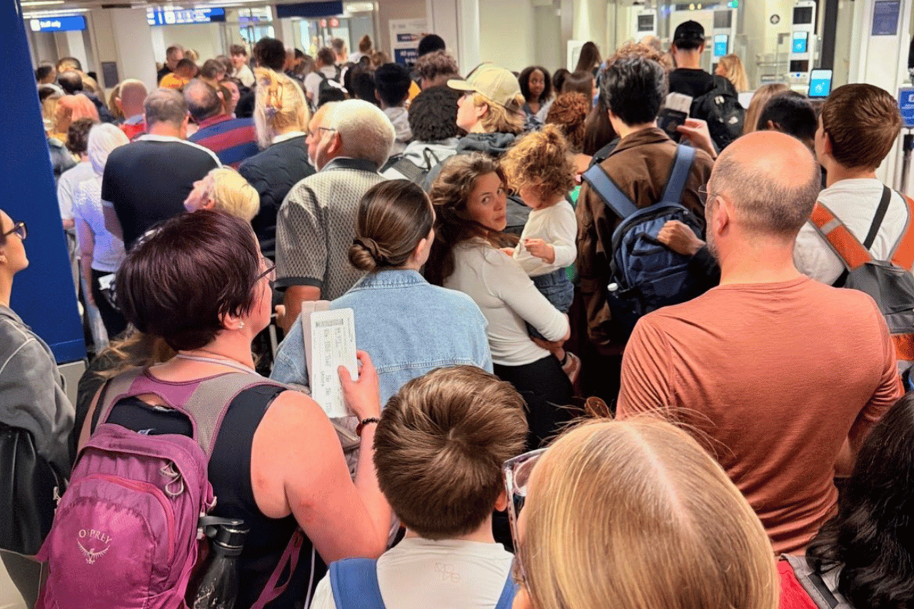 Route bypassing queues and VIP lounges: the new storm at the airports