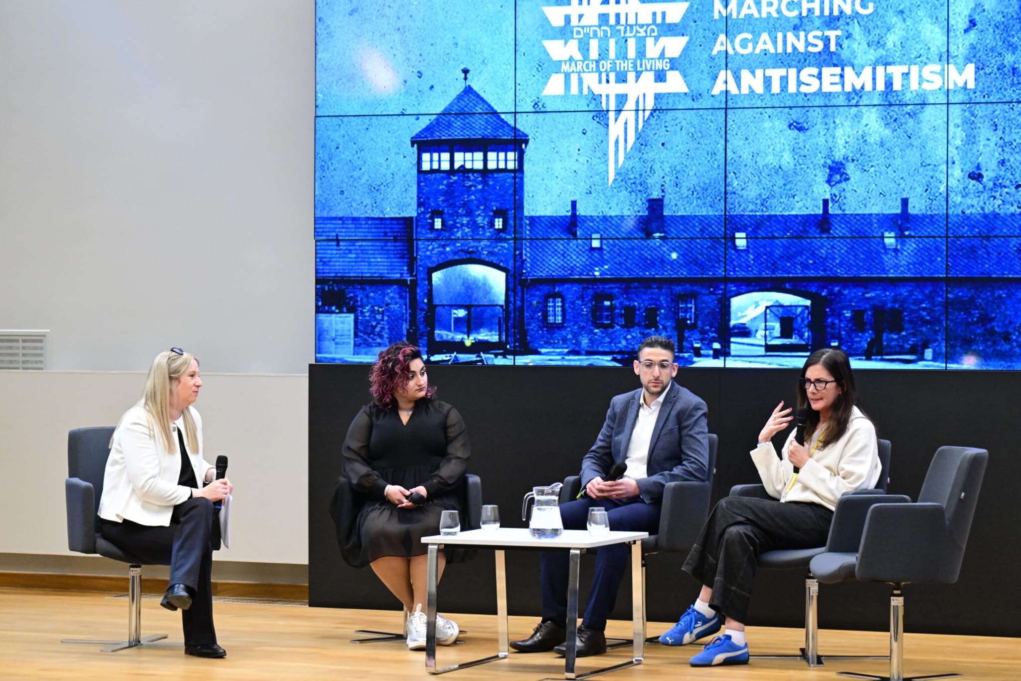 מימין חנה באמצע יוני ומשמאל אבי , יוסי זילגר